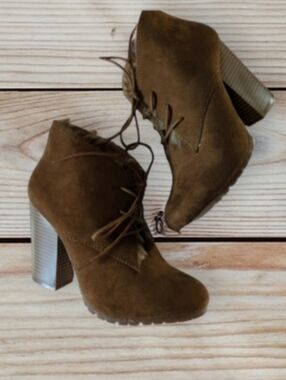 Leila Stone rabbit fur lined brown suede Vegan tan lace up heeled boots. Size 8
